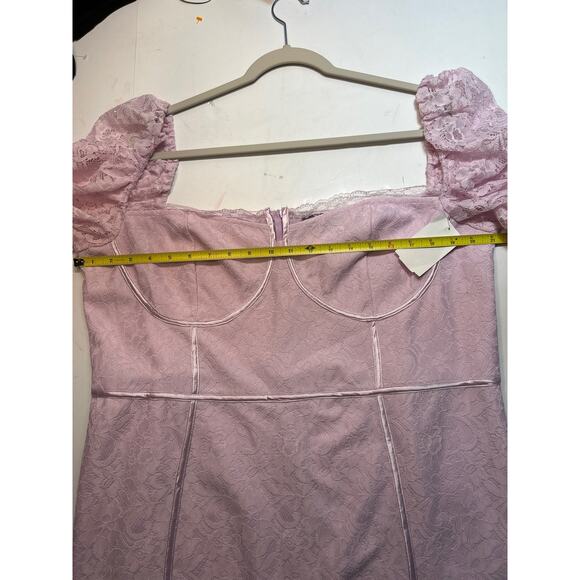 PRETTYLITTLETHING Plus Lilac Lace Cup Detail Bodycon Dress in Size 12 - Picture 7 of 8
